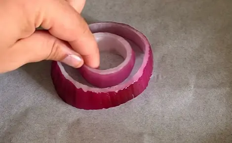 Step 1: Slice the red onions into thick rings, about