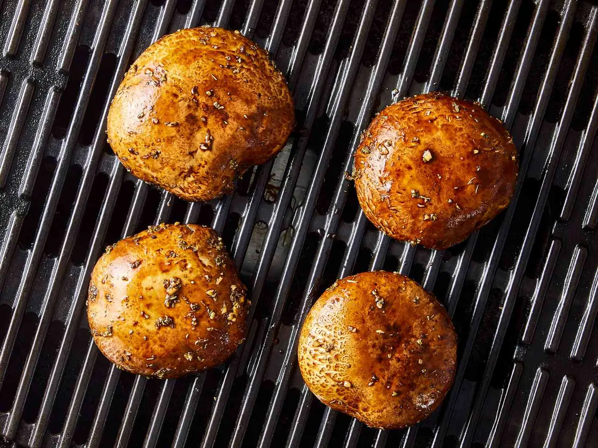 Step 5: Oil the grate and put the mushrooms on